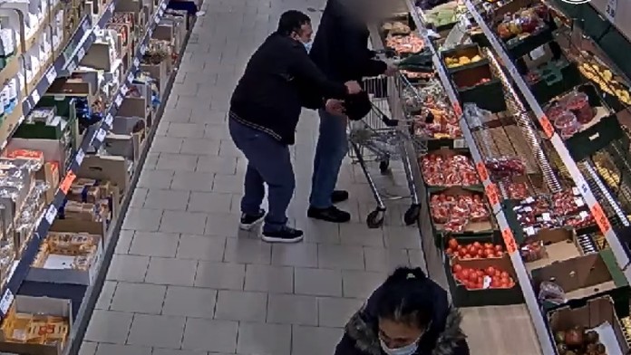 Bezpečnostná kamera zachytila zlodeja v akcii.