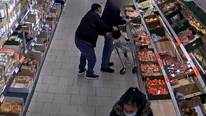 Bezpečnostná kamera zachytila zlodeja v akcii.