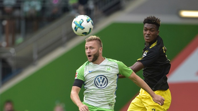 Dan-Axel Zagadou v súboji o loptu s Jakubom Blaszczykowskim v zápase Borussie Dortmund s Wolfsburgom.