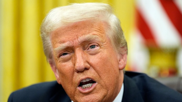 Trump cituje Napoleona: „Ten, kto zachraňuje svoju krajinu, neporušuje zákon“