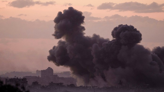 Dym stúpa po izraelskom nálete v pásme Gazy.
