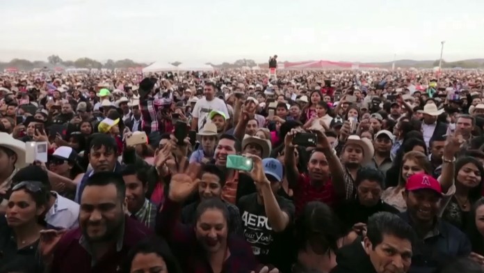 Vďaka pozvánke na internete prišli na tínedžerkinu oslavu tisícky ľudí. Skončila sa tragicky
