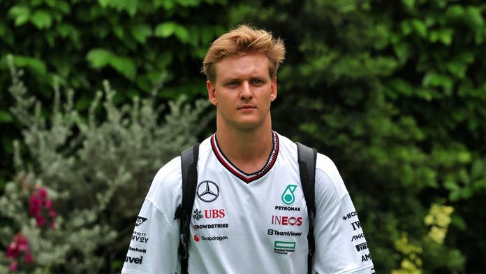 Syn legendárneho Schumachera končí v Mercedese. Nahradiť by ho mal známy jazdec