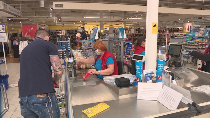 Inflácia je už dvojciferná. Najviac si priplácame za položky, ktoré si odpustiť nevieme