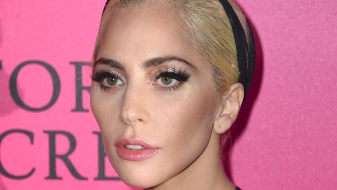 Lady Gaga bola pod šatami nahá. Také štíhle telo ešte nemala