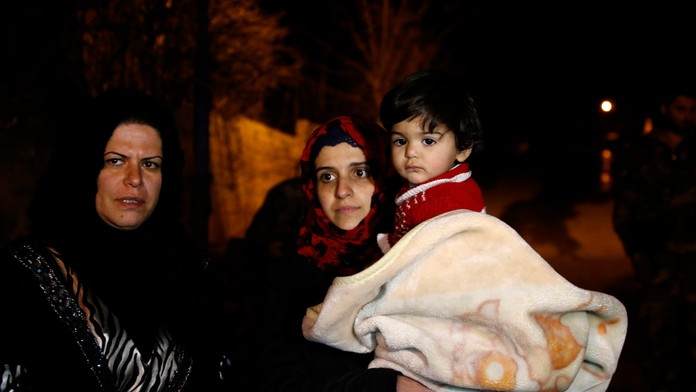 Rodina v sýrskom meste Madájá čaká na evakuáciu.