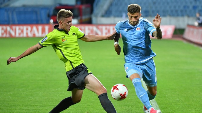 Fanúšikovia Lille prepadli cez zábradlie.