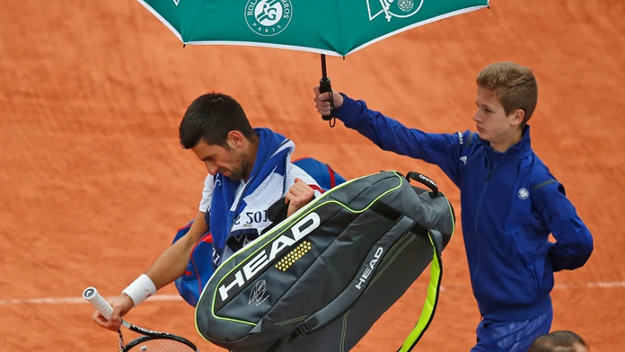 Svetová jednotka Novak Djokovič odchádza z kurtu po prerušení zápasu pre dážď.