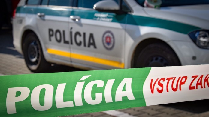 V bratislavskej Rači našli mŕtveho muža. Vedľa tela ležala zakrvavená karbobrúska