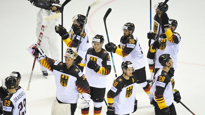 Hráči Talianska odpratávajú puk spred brány v dueli so Švajčiarskom na MS 2019.