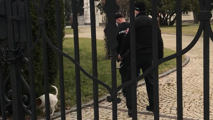 Hľadanie údajnej bomby na úrade vlády.