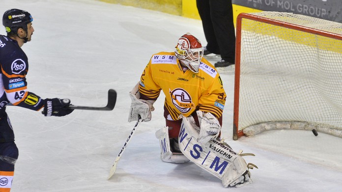 Peter Bartoš (vľavo) prekonáva v samostatnom nájazde brankára Trenčína Jána Cháberu.