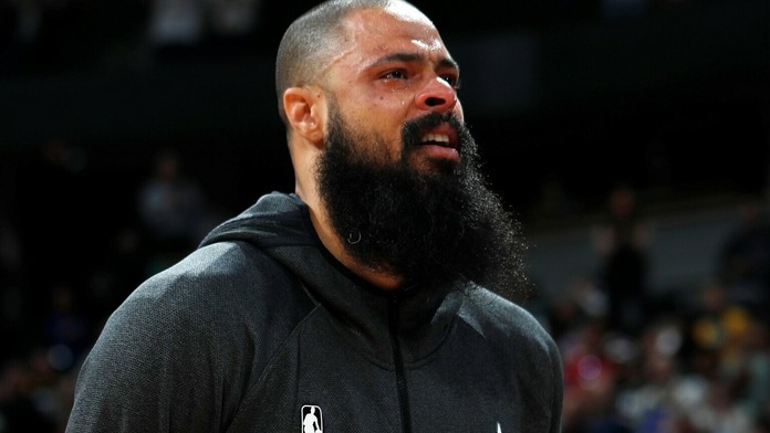 Ľudia sa chránia pred koronavírusom nosením rúška.