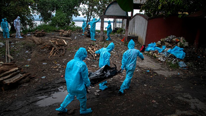 Osobné auto po zrážke s autobusom pri Príbelciach, okres Veľký Krtíš.