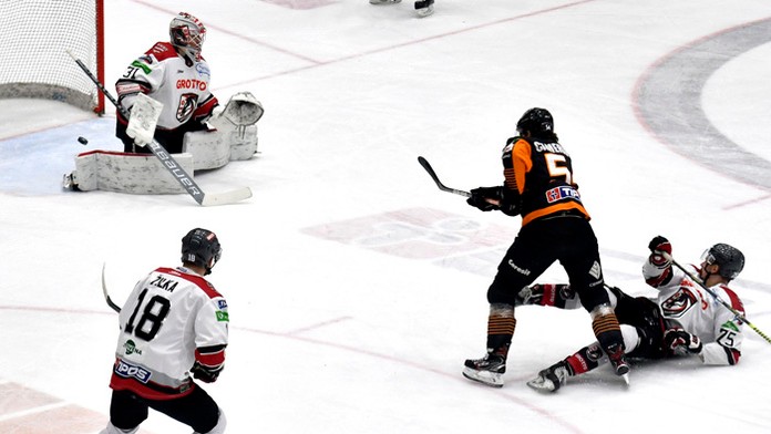 Hráč HK Dukla Ingema Michalovce Tony Cameranesi strieľa gól do prešovskej brány.