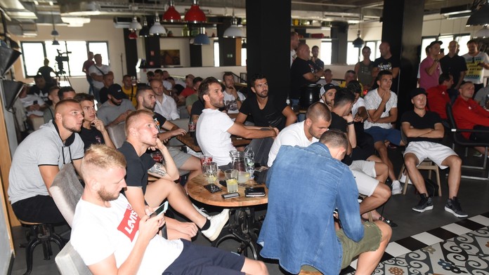 Na snímke hráči Spartaka Trnava sledujú žreb skupinovej fázy Európskej ligy.