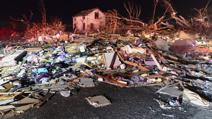 Zničené domy po tornáde v americkej obci Fairdale v štáte Illinois.