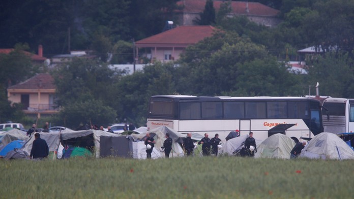 Grécke orgány začali evakuovať utečenecký tábor v Idomeni.