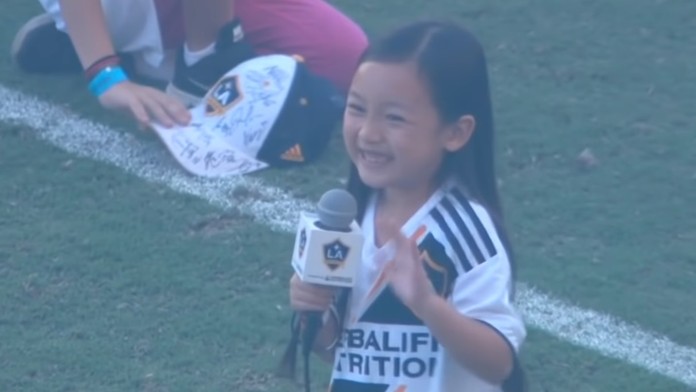 Malea Emma spieva hymnu USA.