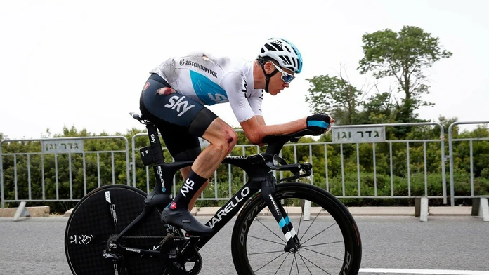 Chris Froome s odretým bokom po páde počas úvodnej časovky na Gire.