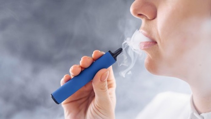 Vapovala kvôli úzkosti. Teraz má 17-ročné dievča „popcornové pľúca“ a trvalé zdravotné následky