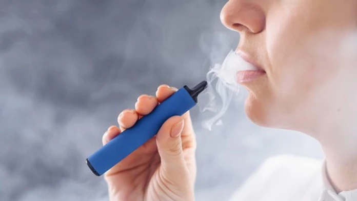 Vapovala kvôli úzkosti. Teraz má 17-ročné dievča „popcornové pľúca“ a trvalé zdravotné následky