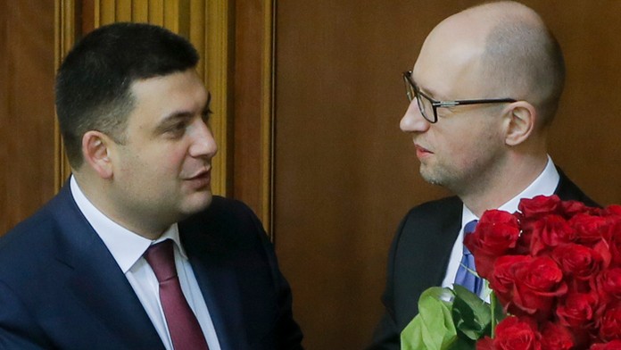 Na archívnej snímke Arsenij Jaceňuk (vpravo) a Volodymyr Hrojsman.