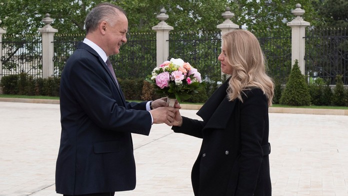 Jessica Andradeová  a Rose Namajunasová počas vzájomného súboja.