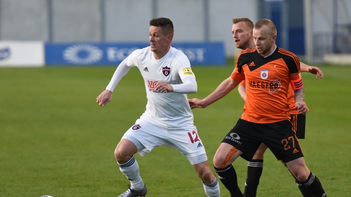 Na snímke vľavo hráč Trnavy Róbert Jež a kapitán Ružomberka Marek Sapara