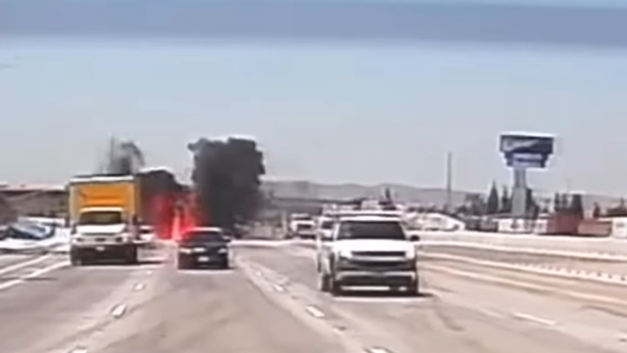 VIDEO: Zábery ako z hororu priamo na diaľnici. Lietadlo sa zrazilo s dodávkou