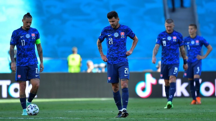 Zľava kapitán Marek Hamšík, Michal Ďuriš, Juraj Kucka a Ľubomír Šatka po 3 góle v našej sieti.