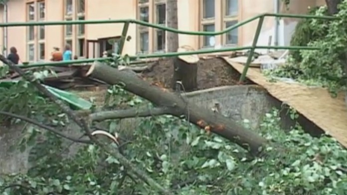 Veterná smršť zasiahla Veľké Ludince - 3