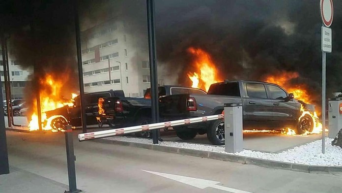 Hasič zasahuje pri požiari na Panónskej ulici.