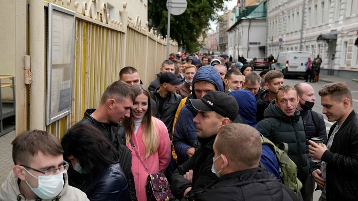 Pred volebnými miestnosťami sú abnormálne rady, hovorí sa aj o manipulácii