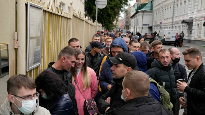 Pred volebnými miestnosťami sú abnormálne rady, hovorí sa aj o manipulácii
