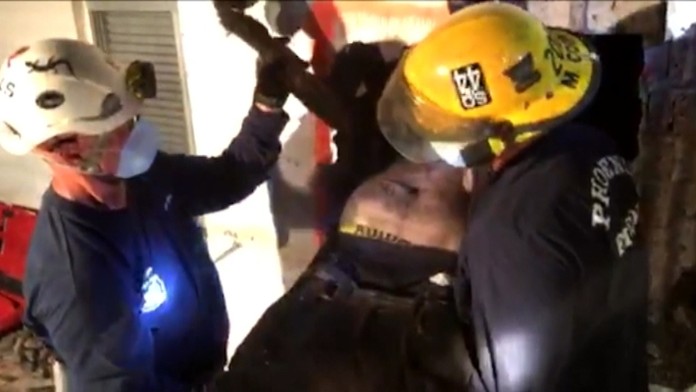 Muža z komína vyslobodili hasiči