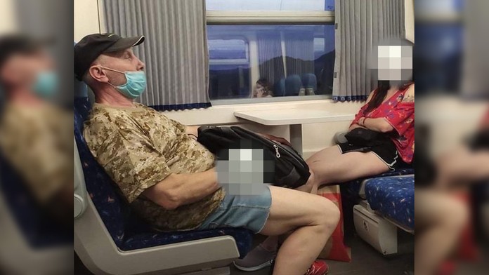 Záber muža, ktorý masturboval vo vlaku.