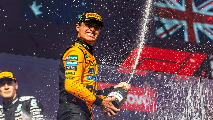 Lando Norris striekal šampanským na všetky strany.