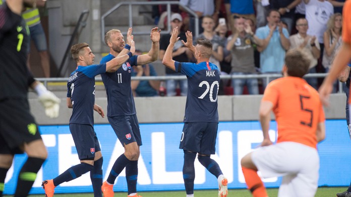 V pozadí uprostred strelec gólu Adam Nemec, vľavo Peter Pekarík a vpravo Róbert Mak v príprave proti Holandsku.