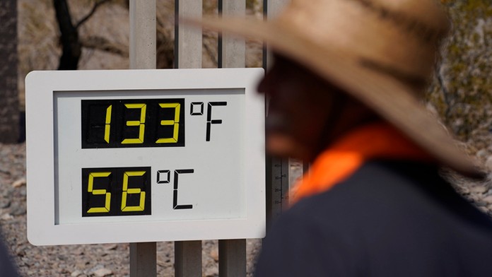 Usa sužujú horúčavy.