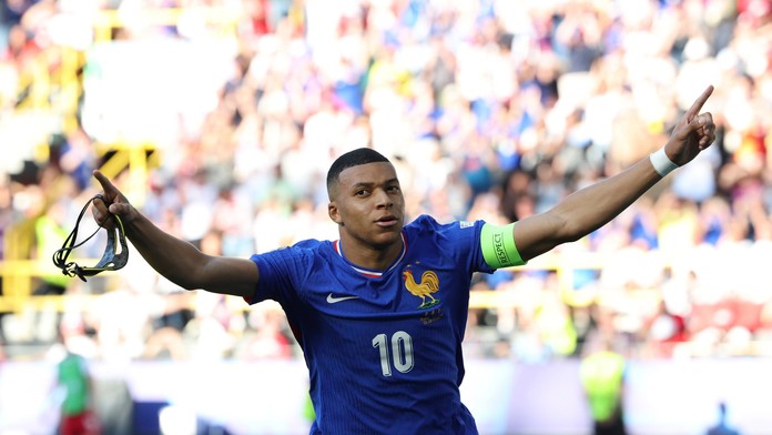 Kylian Mbappé oslavuje gól proti Poľsku