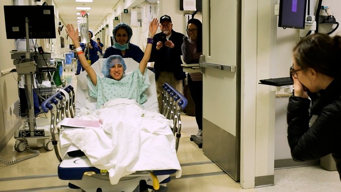 Transplantácia obličky v Baltimore osobe nakazenej HIV inej osobe s rovnakým vírusom.