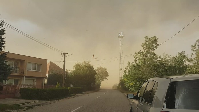 Príchod veternej smršte.