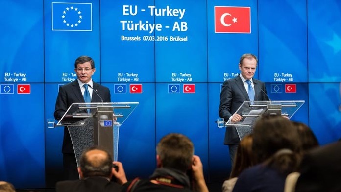 Turecký premiér Ahmet Davutoglu a predseda Európskej rady Donald Tusk.