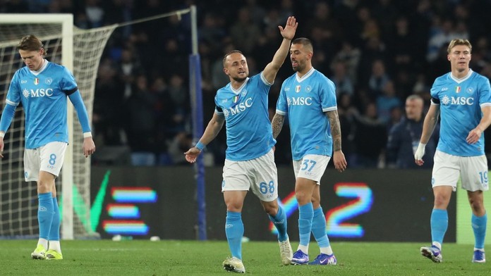 Lobotka krásnym volejom z hranice šestnástky zariadil výhru Neapola. Obert s Cagliari pokoril Juventus