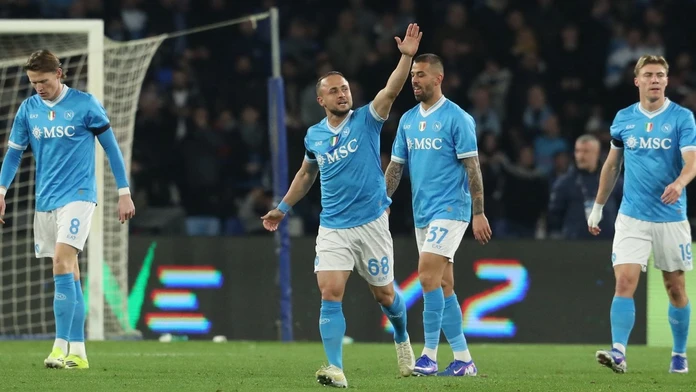 Lobotka krásnym volejom z hranice šestnástky zariadil výhru Neapola. Obert s Cagliari pokoril Juventus