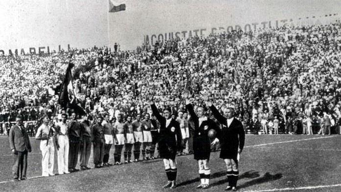 Rozhodcovia zdravia vodcu fašistického Talianska Benita Mussoliniho pred finále futbalových MS 1934.