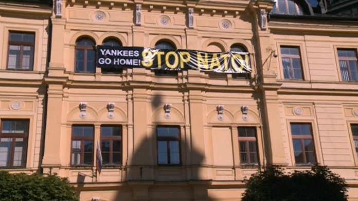 Kotlebov plagát na budove BBSK.