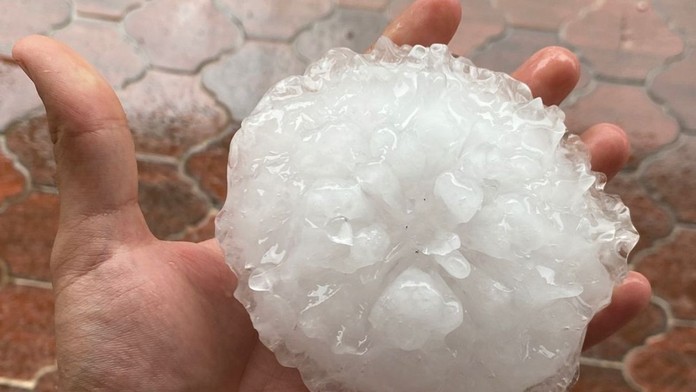 Dvadsaťmesačné dieťa v Španielsku zabila krúpa veľká ako pomaranč