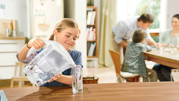 Dievčatko nalieva z BRITA Elemaris vodu.